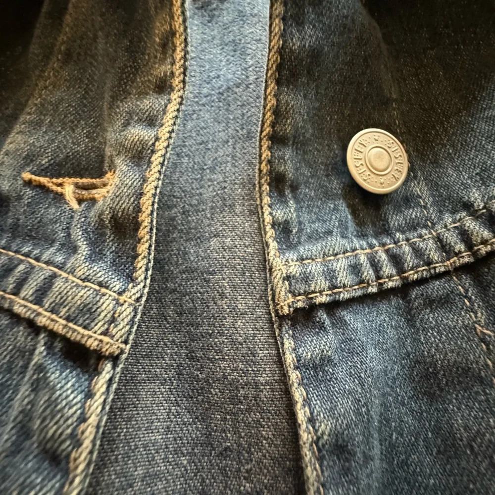 Sisley vintage Denim jacket. Small. Great condition. Very flattering Jean jacket - Picture 3 of 12